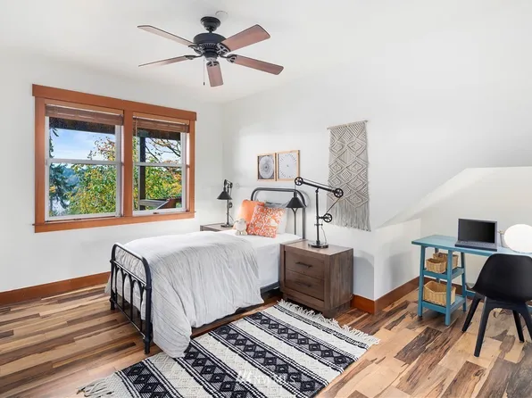 1021 206th Ave NE, Sammamish, WA 98074