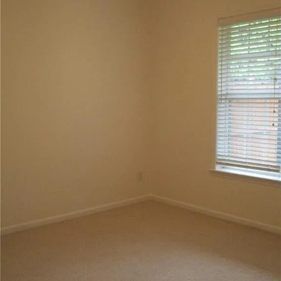 1112 Thornborough Dr — Photo 7