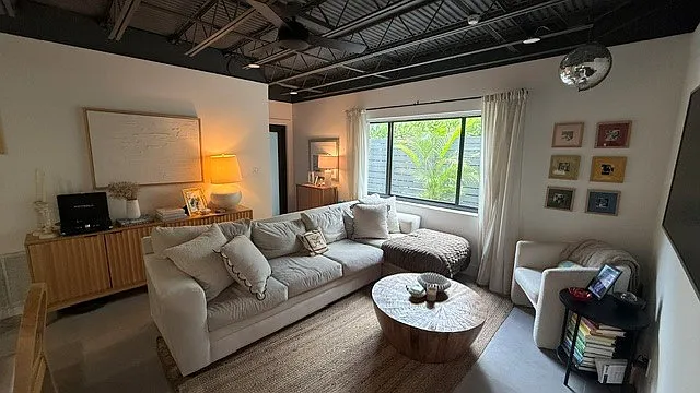 604 NE 9th Ave #3 — Photo 1
