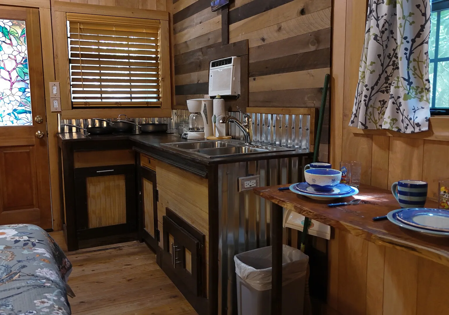 Destress in Peaceful Magnolia Cabin, 15 mins from Alexandria hospitals — Photo 4