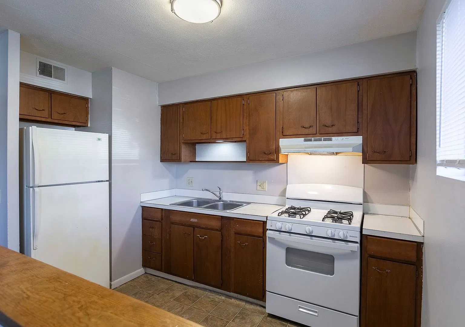 3833 Cuming — Photo 1