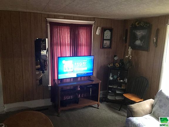 5th image of 215 E 24th St