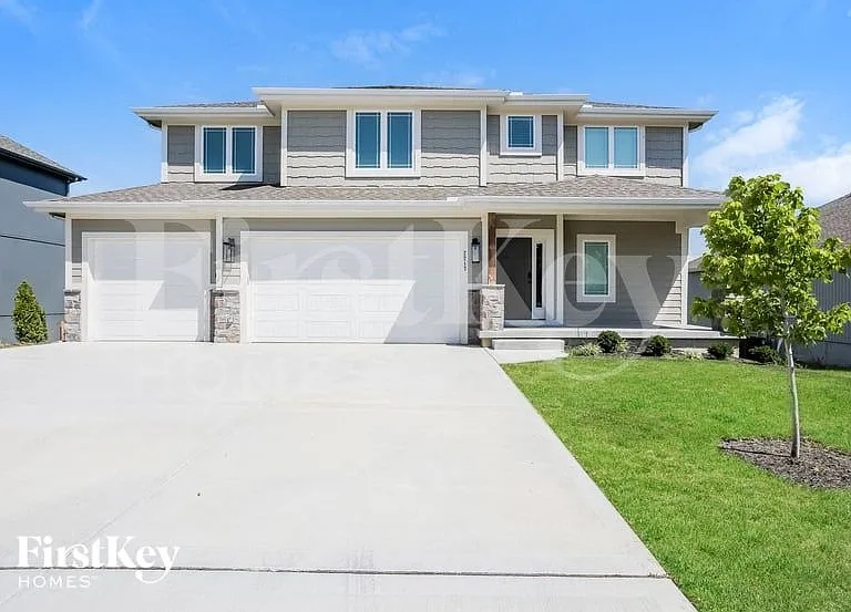2217 NE Janessa Dr — Photo 1