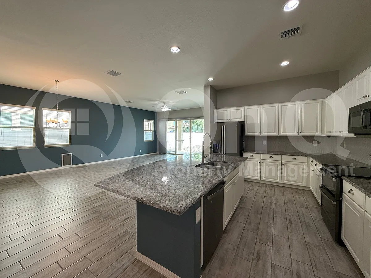 3 bed, 3.0 bath, 2246 sqft, $2,659 — Photo 4