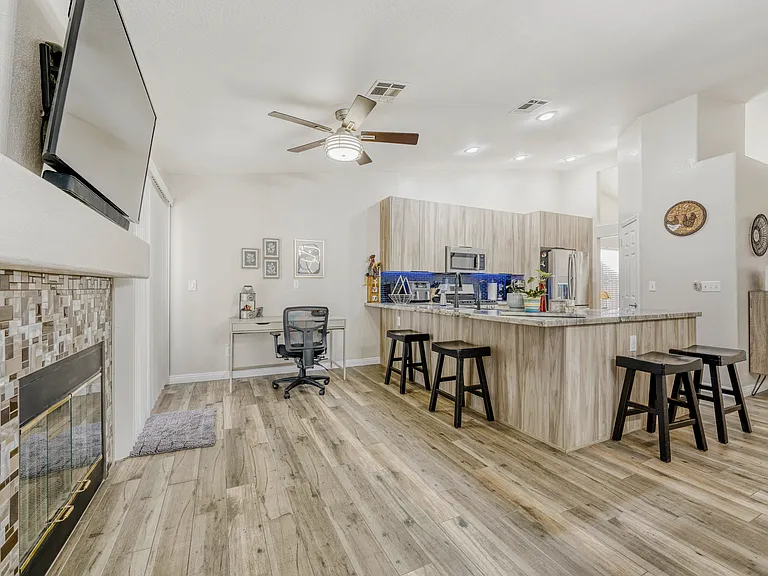 Iverson Ln — Photo 9