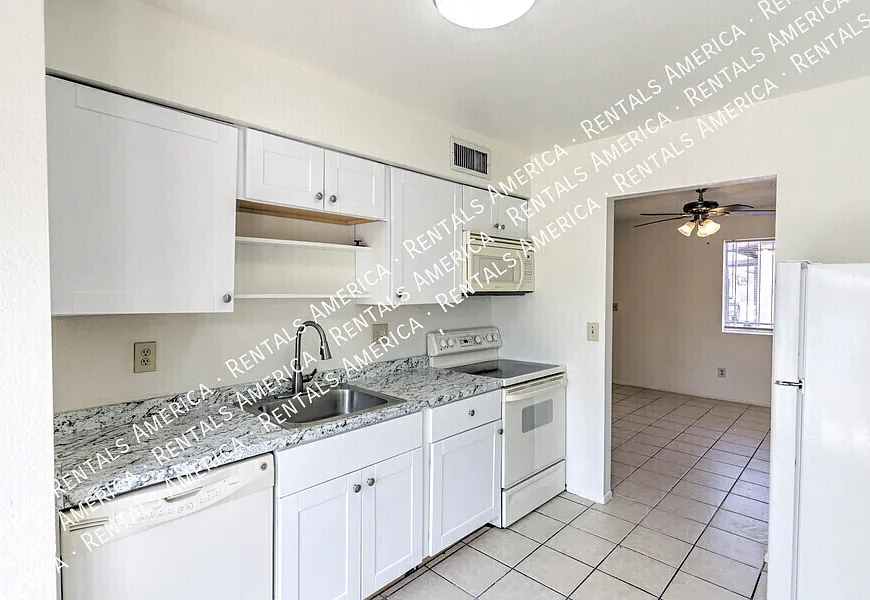 Charming 2-bedroom, 1 bathroom duplex style home with Large Yard! — Photo 3