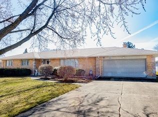 985 Schomer Rd, Aurora, IL 60505