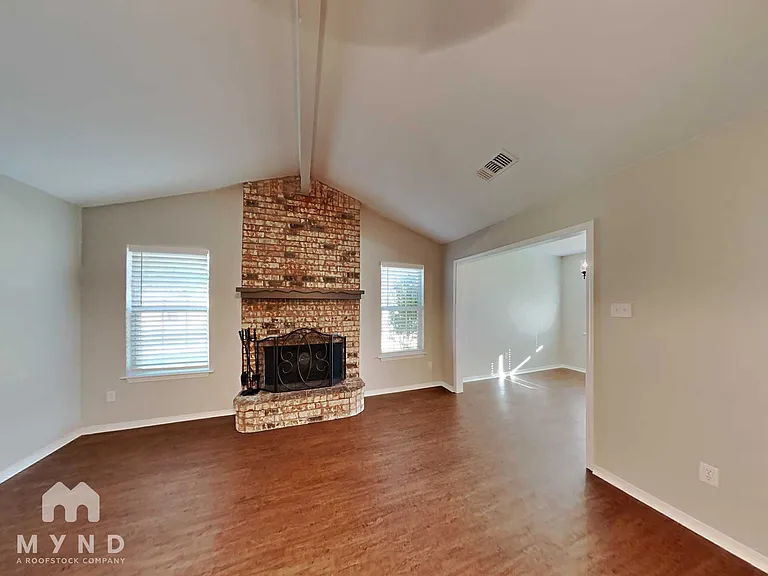 461 NW Charlyne Dr — Photo 2