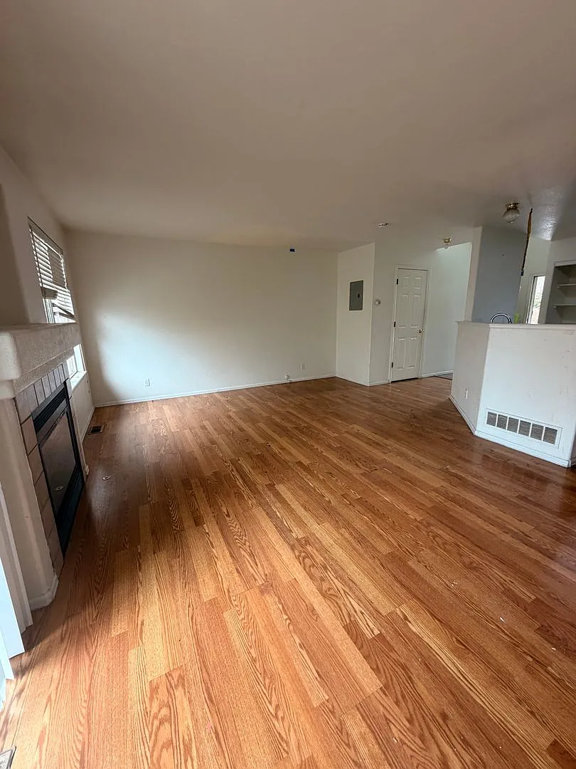 Spacious Aurora Townhome Convenient Location! — Photo 2