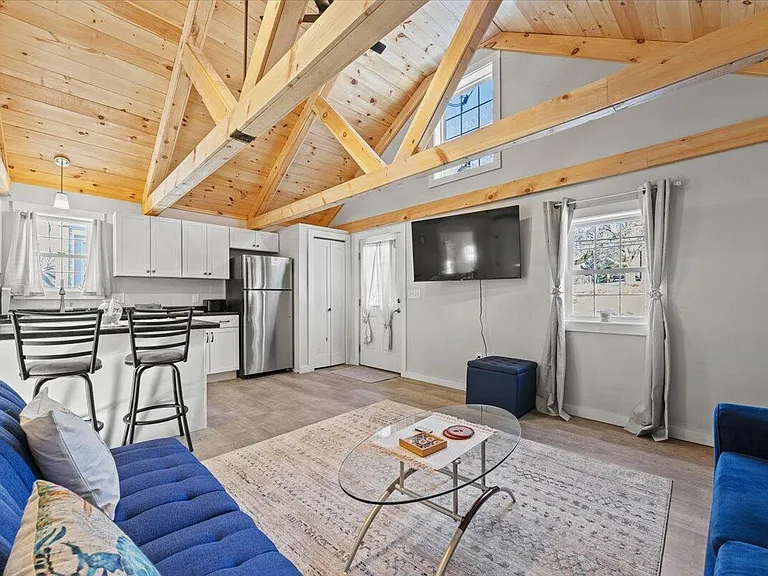 6 Decary Rd — Photo 5