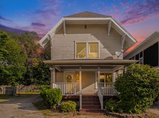 8 Savoy Ct, Lansing, MI 48933