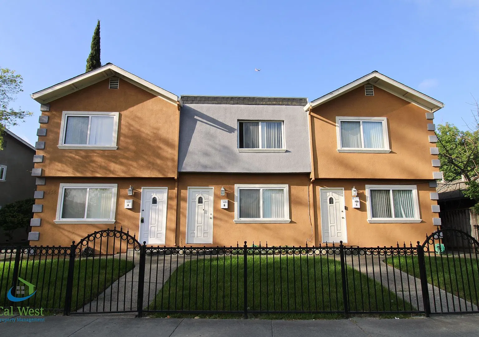 $2,895 2 Bedroom 1.5 Bath Bi-Level Town home — Photo 1