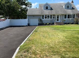 2 Old Indian Head Rd, Commack, NY 11725