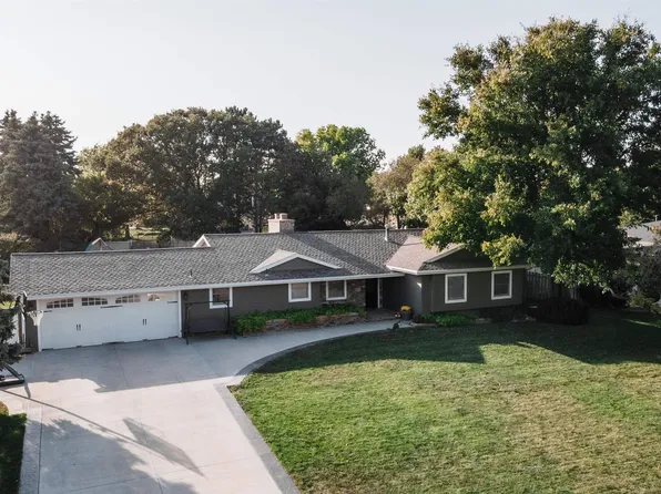 1731 Highland Dr, Hastings, NE 68901