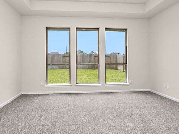 4th image of 1423 Crest Dale Ln