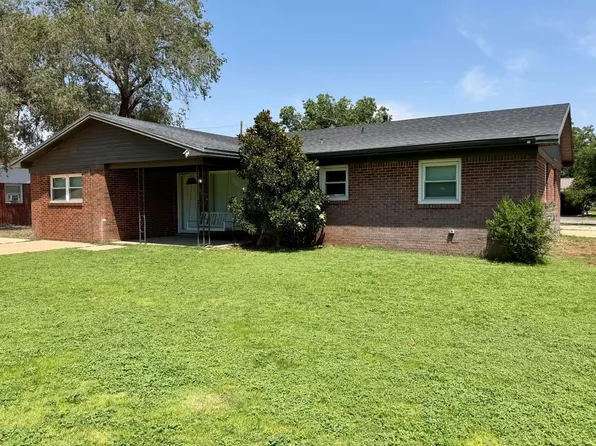 1007 2nd St, Plains, TX 79355