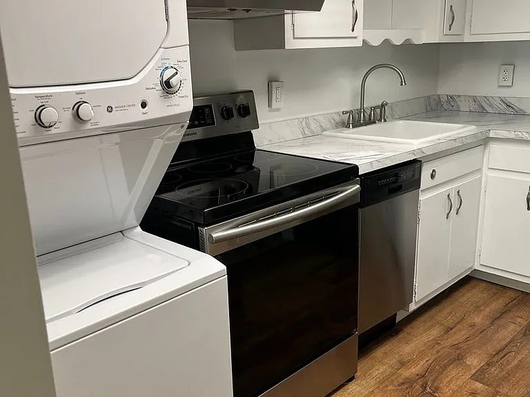 Robin Hood Apartments — Photo 9