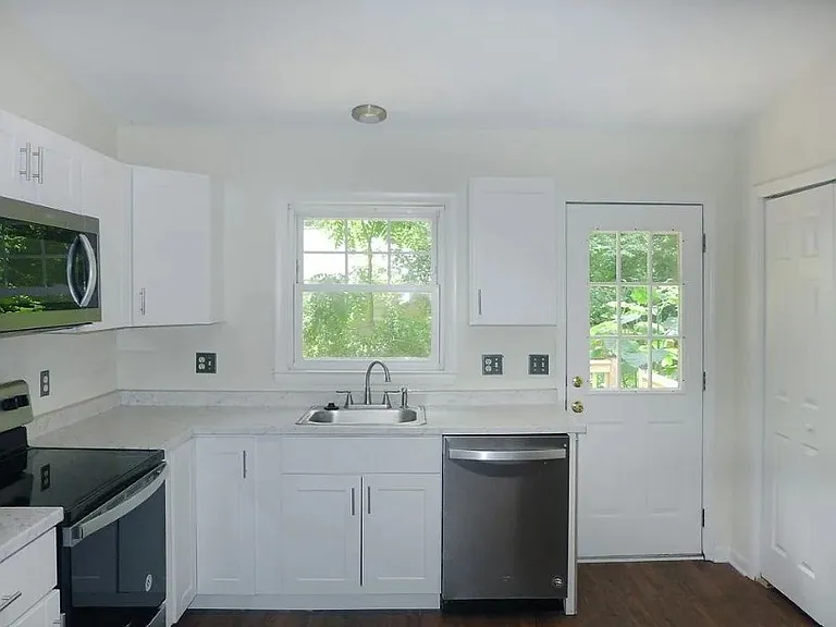 106 Johnson St #B — Photo 6