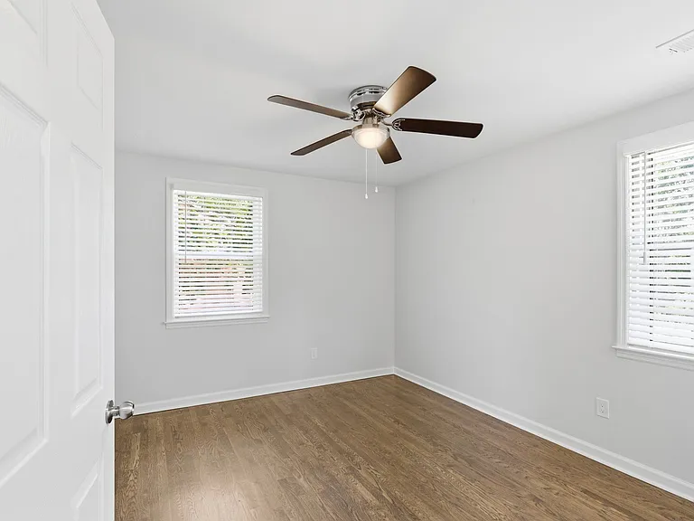 340 Lynn Dr — Photo 17
