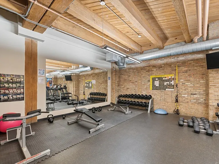 1040 W Adams St #402 — Photo 17