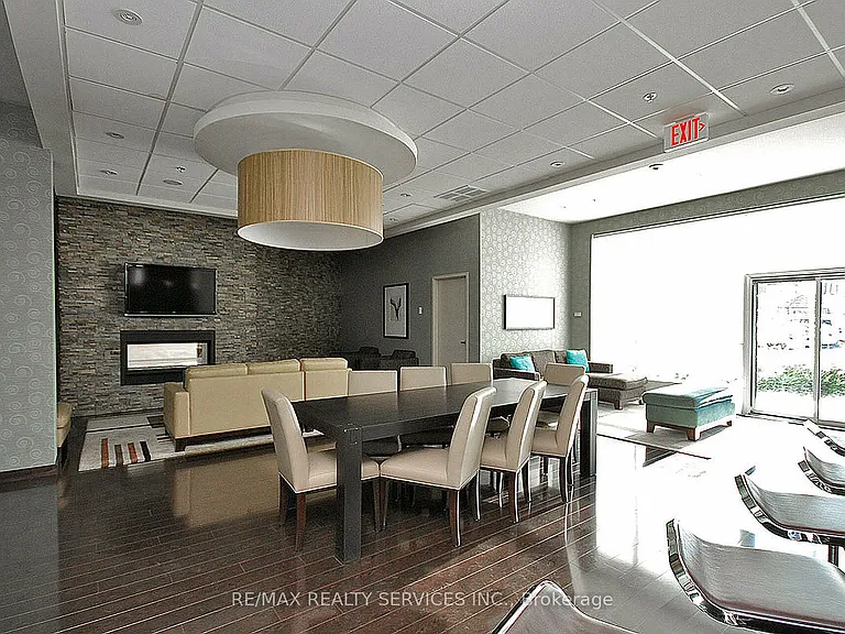 215 Queen St E #211 — Photo 31