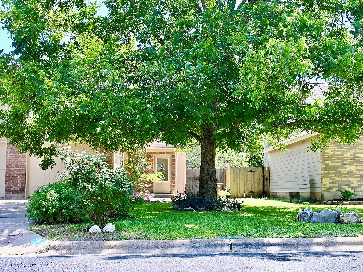 2 bed, 1.5 bath, 1018 sqft, $1,775 — Photo 2