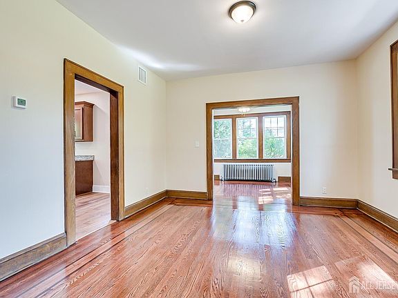 5th image of 338 Buckelew Ave