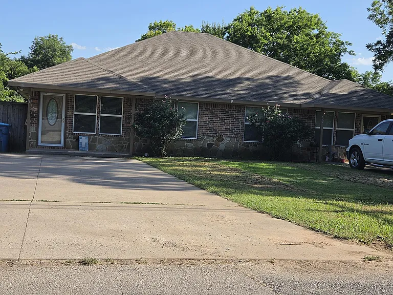 2424 W Walker St — Photo 1