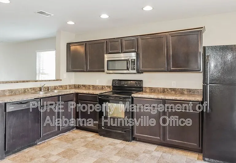 135 Wethersfield Dr — Photo 8