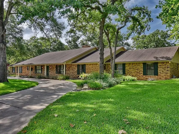 215 Briarwood Dr, Bellville, TX 77418