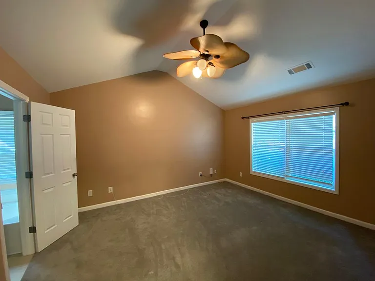 2577 Woodford Ln — Photo 10