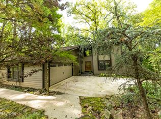 1143 W Outer Dr, Oak Ridge, TN 37830