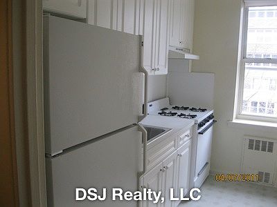 2nd image of 2611 W 2nd St APT 5G