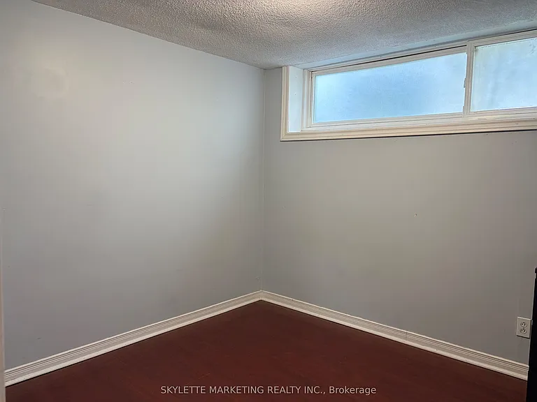 229 Zelda Cres #LOWER — Photo 12
