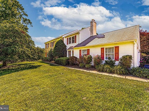 3rd image of 1002 Farm Ln