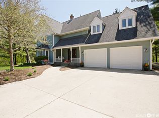 6N061 Ferson Woods Dr, St Charles, IL 60175