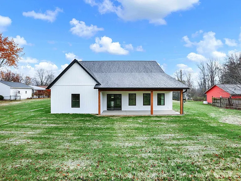 2110 S Smith Rd — Photo 23