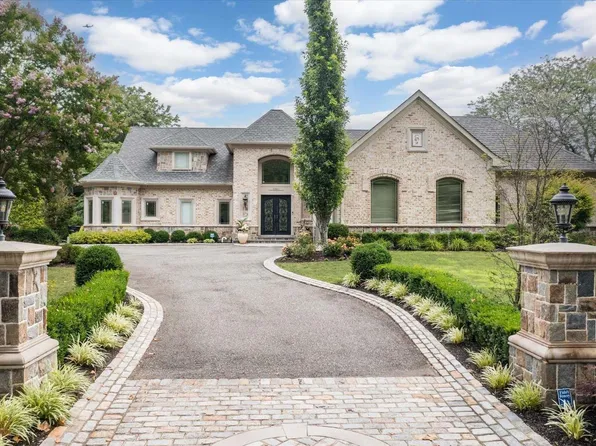 8 High Pasture Circle, Dix Hills, NY 11746