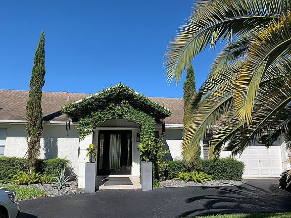 2nd image of 10417 SW 49th Pl