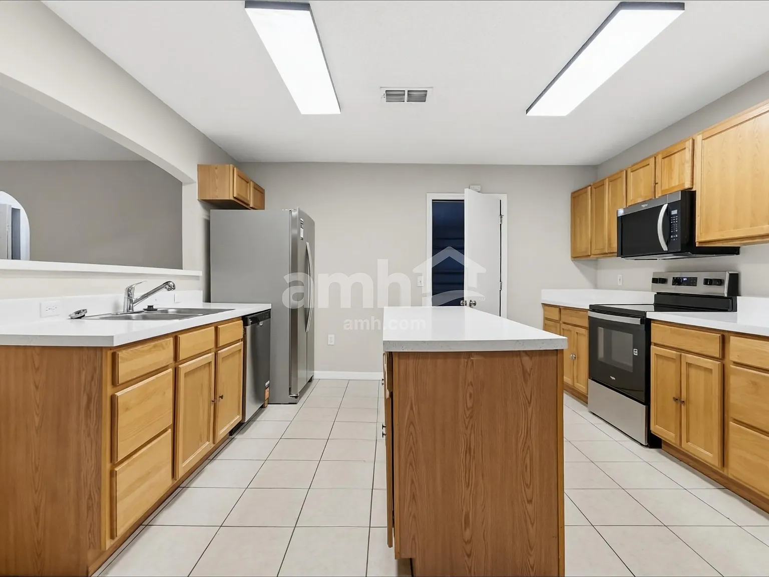 4 bed, 2.5 bath, 1927 sqft, $1,945 — Photo 4