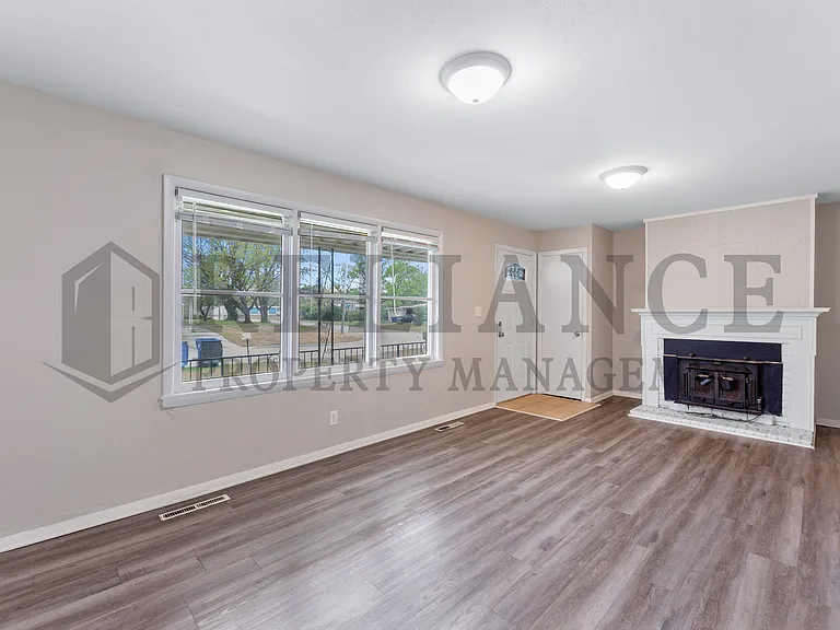 1642 E Denver Dr — Photo 7