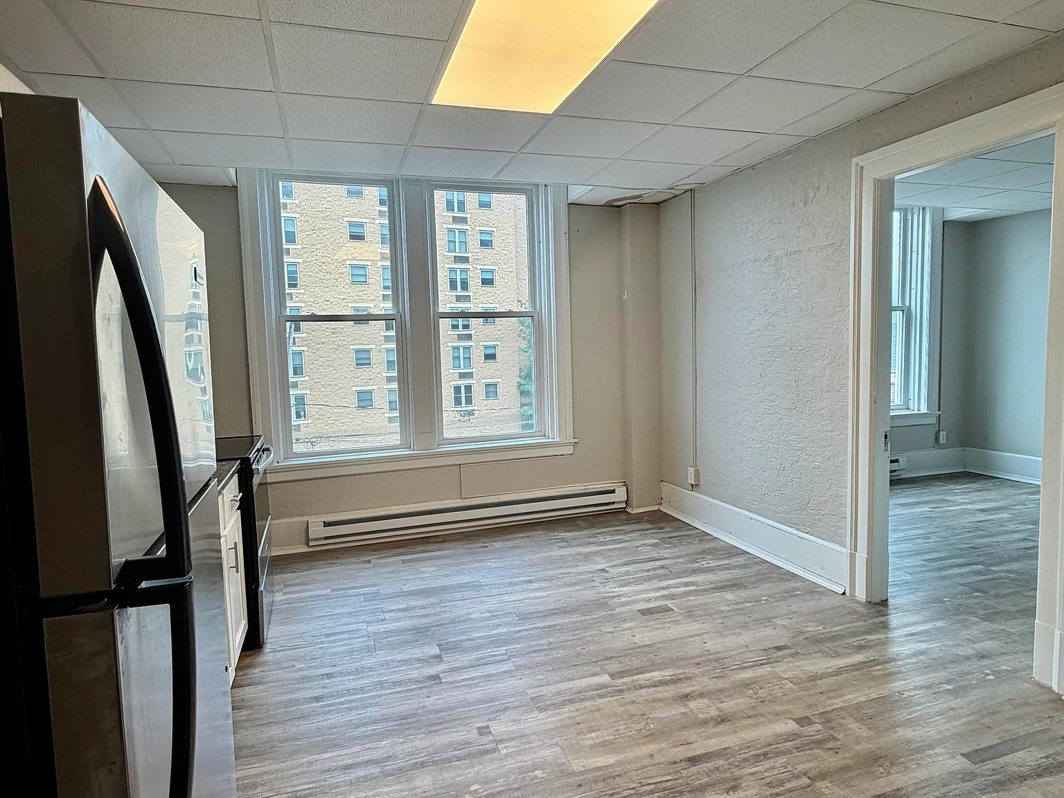 1 bed, 1.0 bath, 400 sqft, $975 — Photo 2