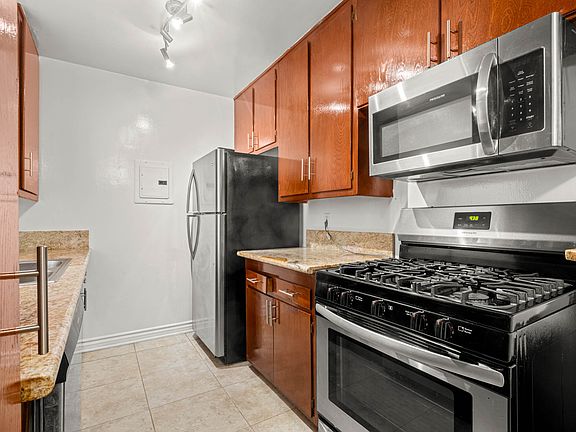 2nd image of 956 N Wilcox Ave #5e42c0363