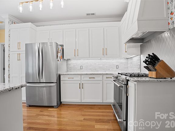 3rd image of 811 4th St NE