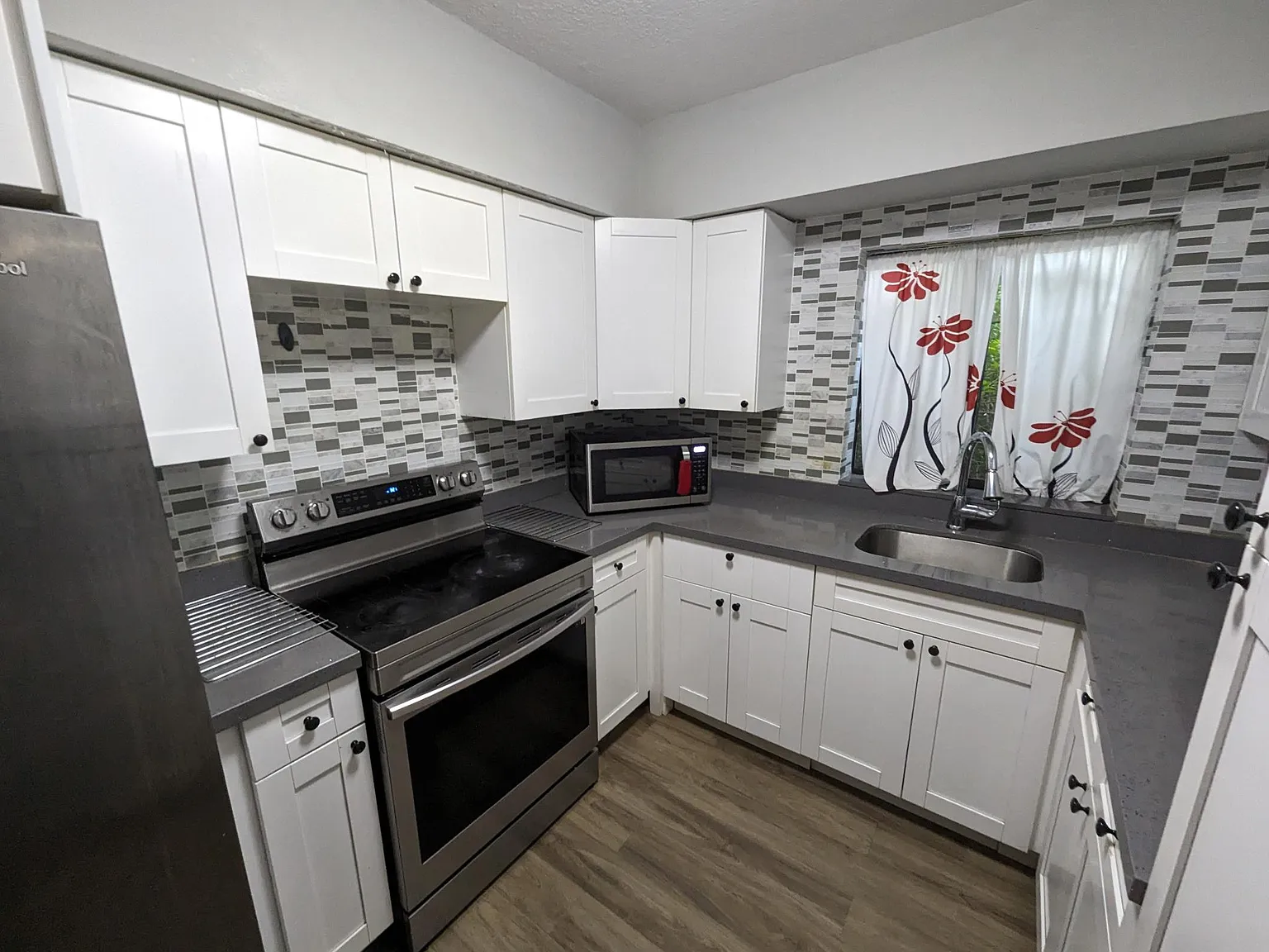 3 bed, 1325 sqft, $3,200 — Photo 4