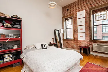 Rented by aptsandlofts.com