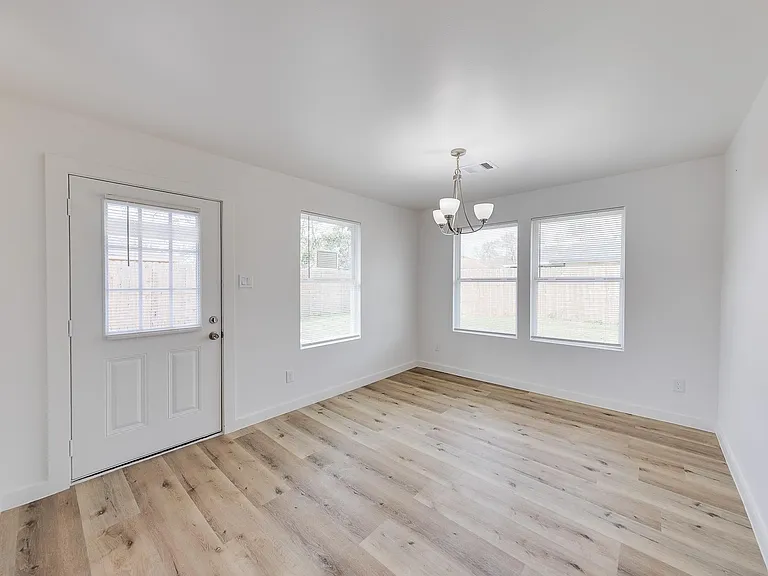 3635 Ward St — Photo 11