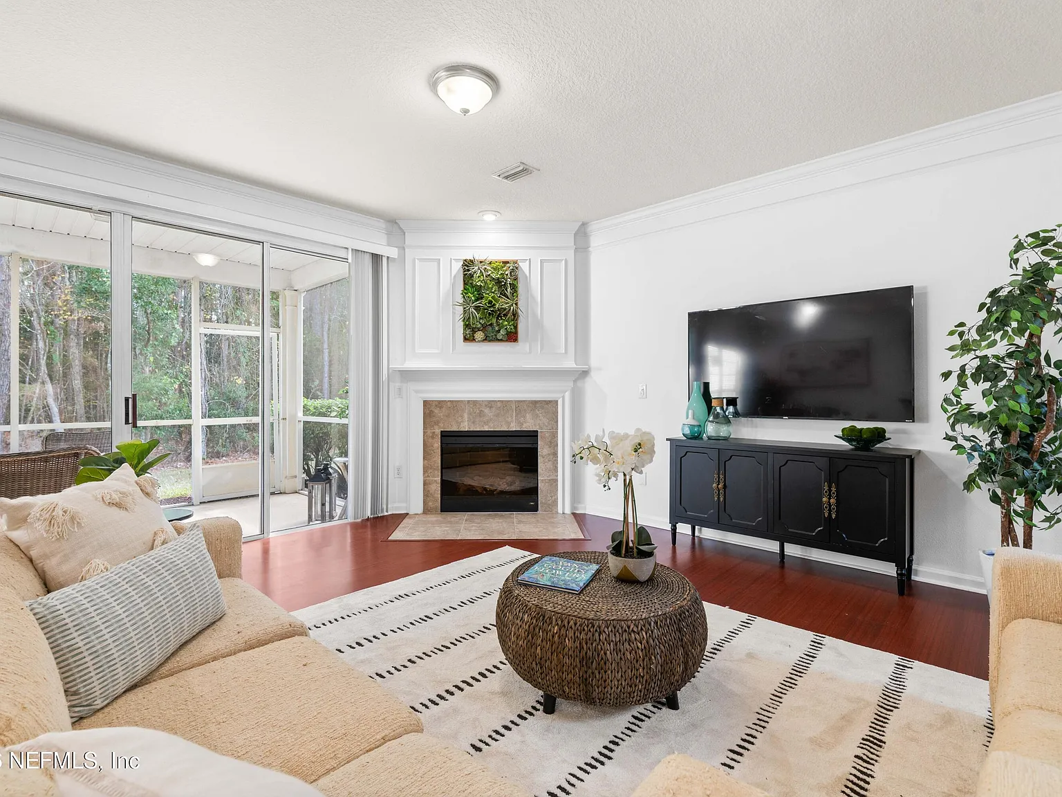 3 bed, 2.5 bath, 1678 sqft, $2,400 — Photo 1