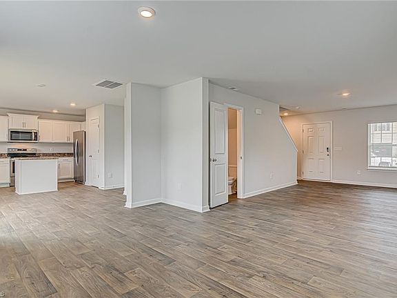 3rd image of 114 Saddlehorse Ln