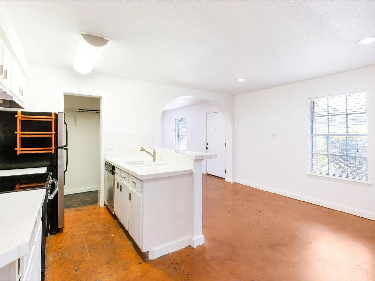 2302 E Side Dr — Photo 3